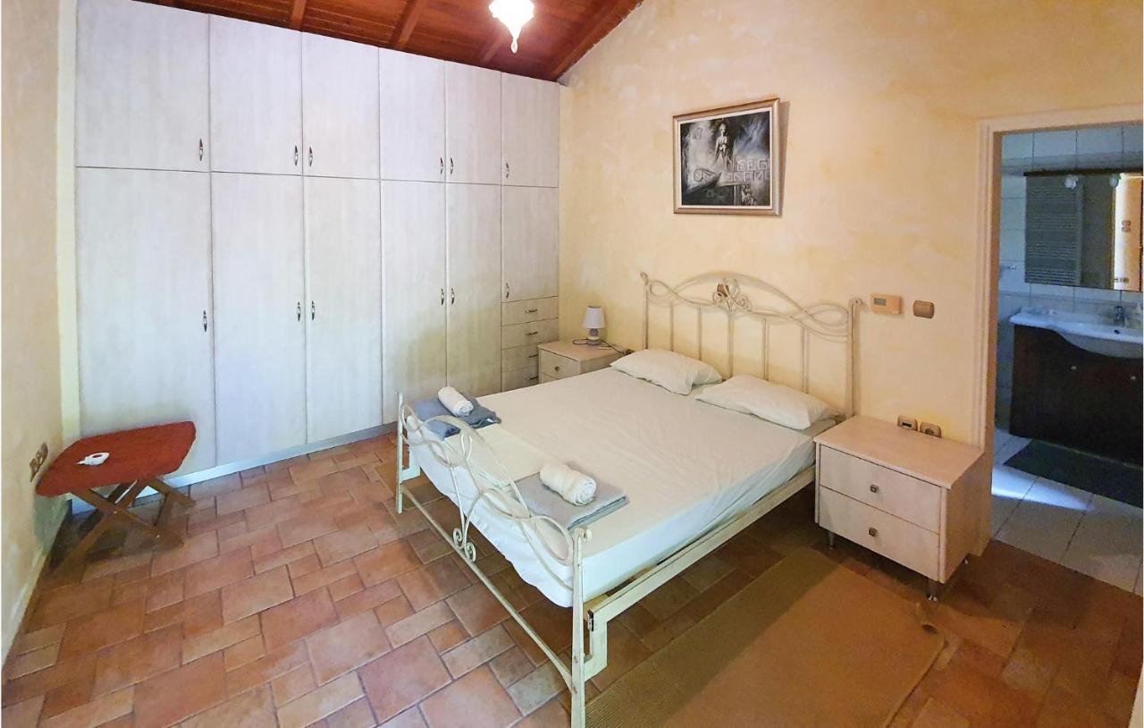 Lovely Home In Kiato With Wifi Kültér fotó